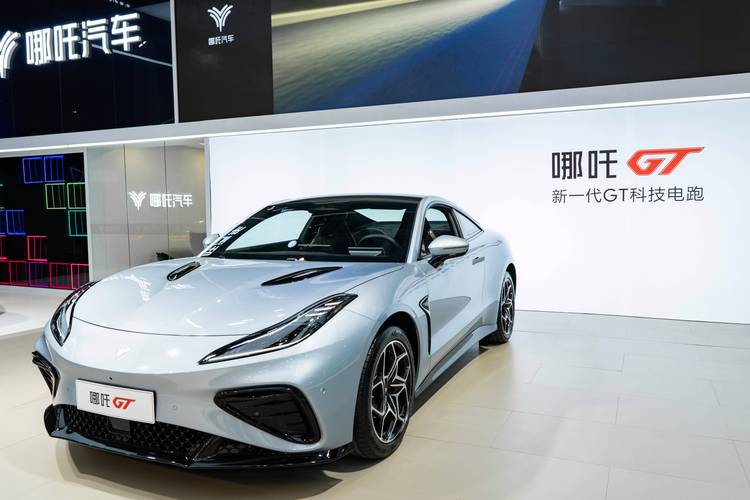 重庆31哪吒汽车在智能汽车领域的表现，领途汽车在新能源汽车市场中的影响力